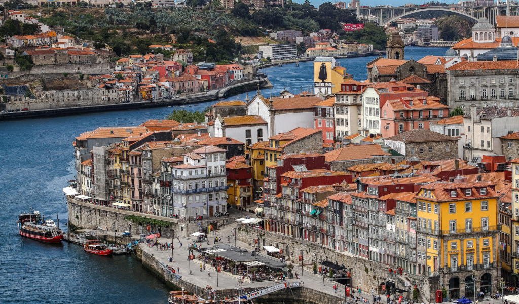 Дома на берегу реки, Португалия