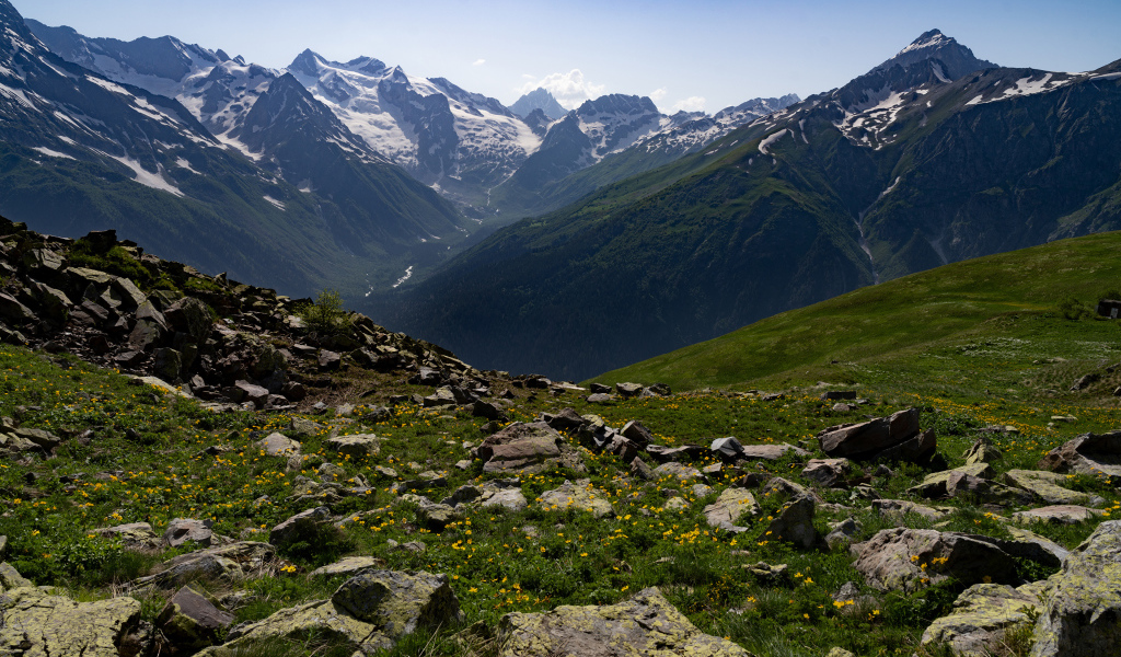 Горный хребет Домбай под голубым небом, Россия 