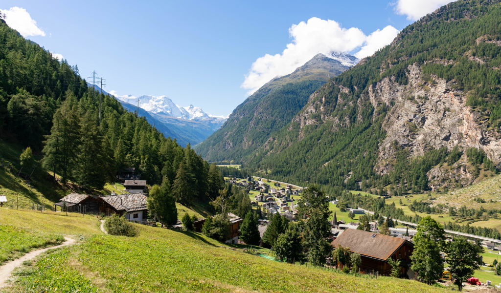 Дома в живописных зеленых гор, Швейцария 
