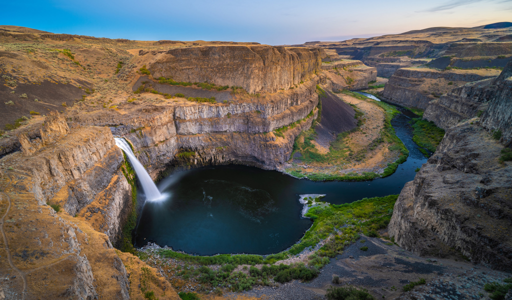 Водопад стекает со стены каньона, США