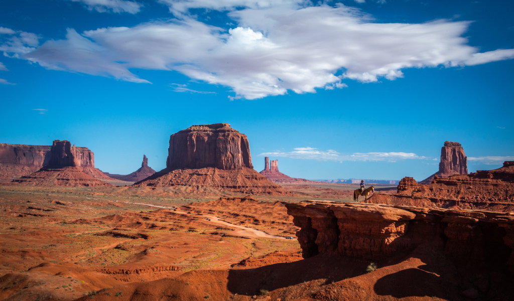 Старинные каменные монументы под голубым небом, США