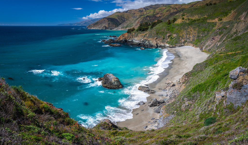 Голубая вода в океане на побережье Калифорнии, США