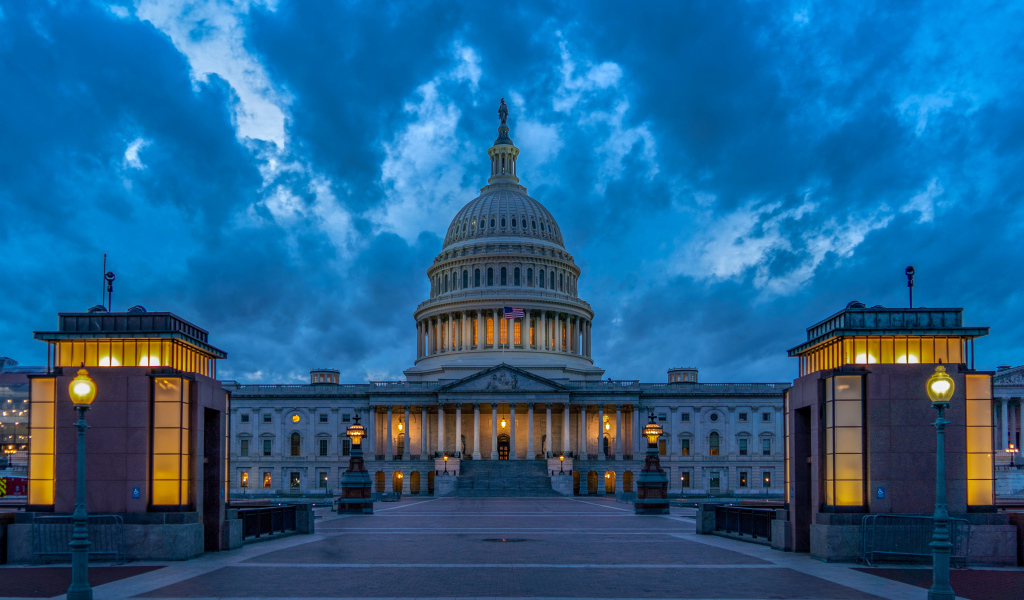 Здание Капитолия в сумерках, Вашингтон. США
