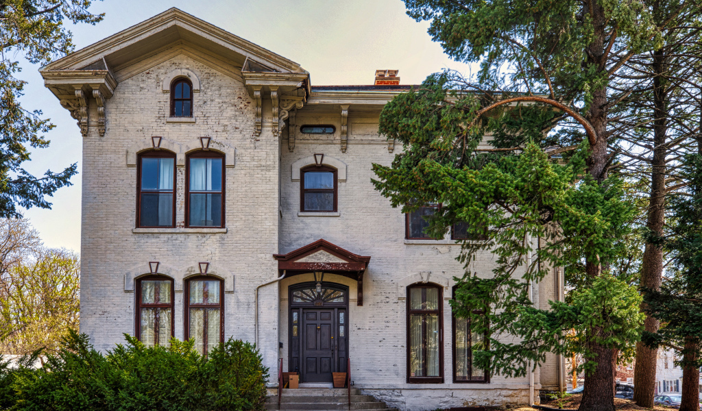 Большой двухэтажный дом в городе, США