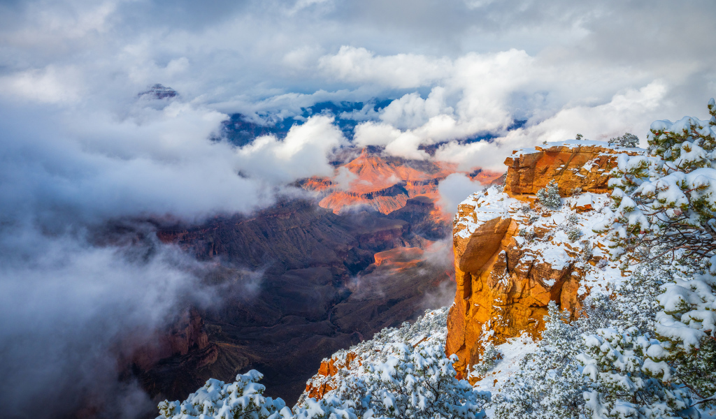 Вид на Гранд каньон под белыми облаками,США