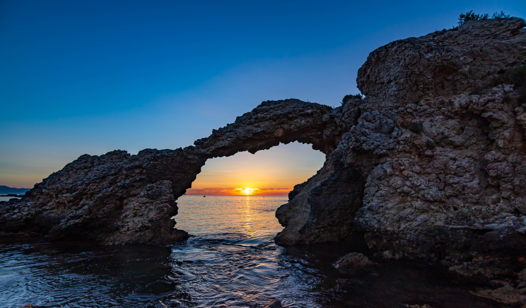 Арка в скале на закате, Испания