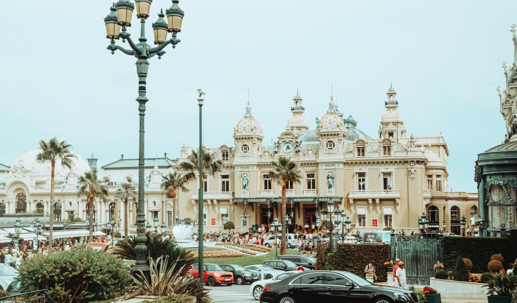 Красивое здание казино в городе Монте-Карло, Монако