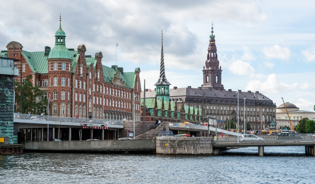 Красивые старинные здания у водного канала, Копенгаген. Дания