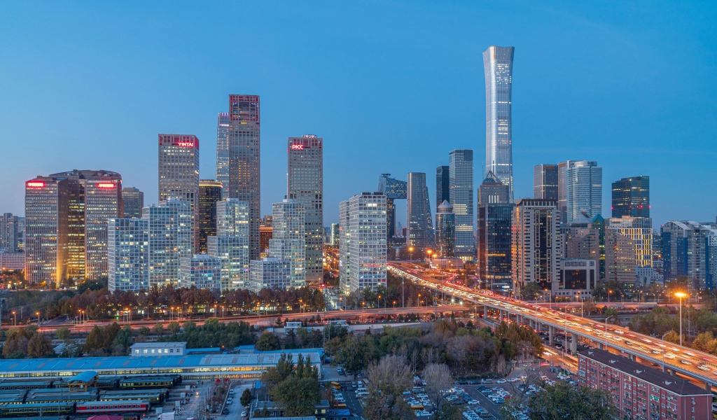 Большой ночной город под голубым небом 