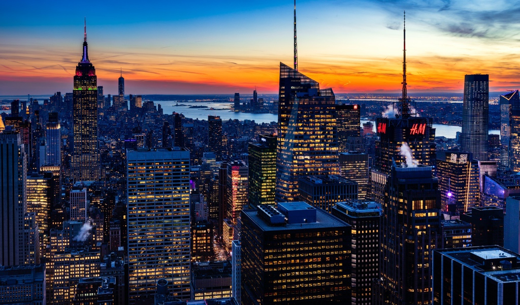 Высокие ночные небоскребы под красивым небом на закате 