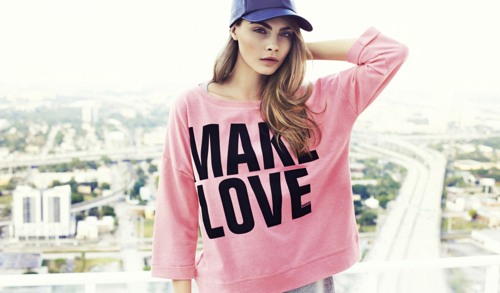 Актриса Кара Делевинь в кепке