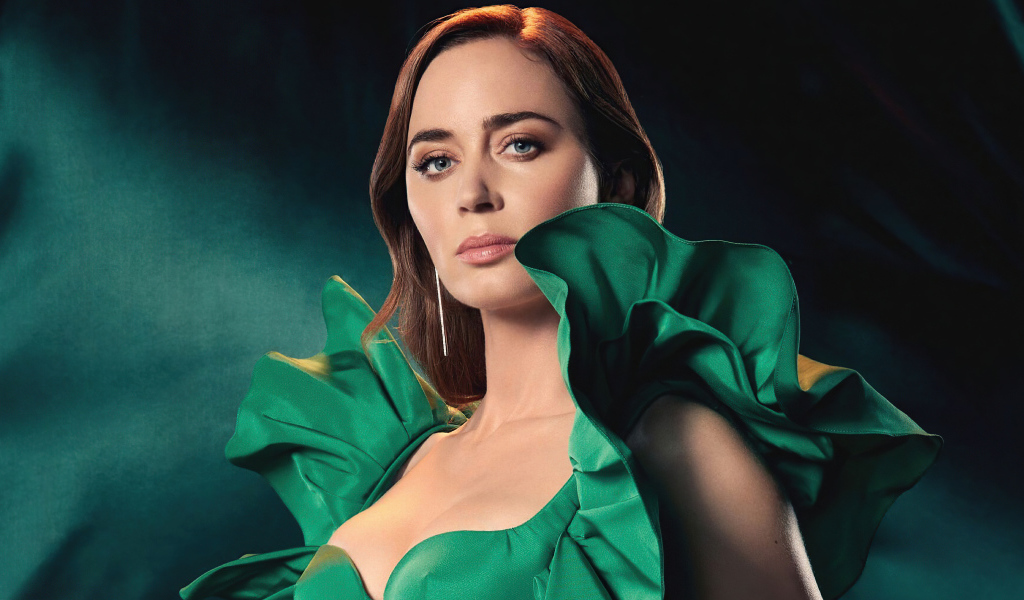 Актриса Эмили Блант в зеленом платье