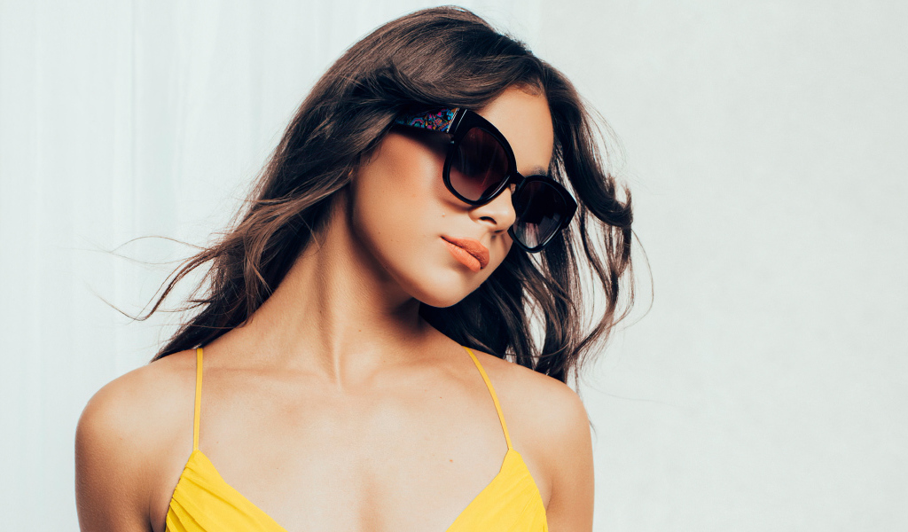 Актриса Хейли Стейнфилд на белом фоне в очках