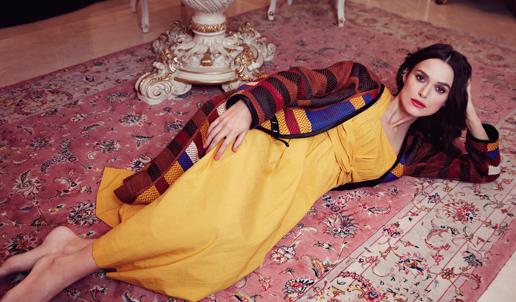 Актриса Кира Найтли лежит на полу