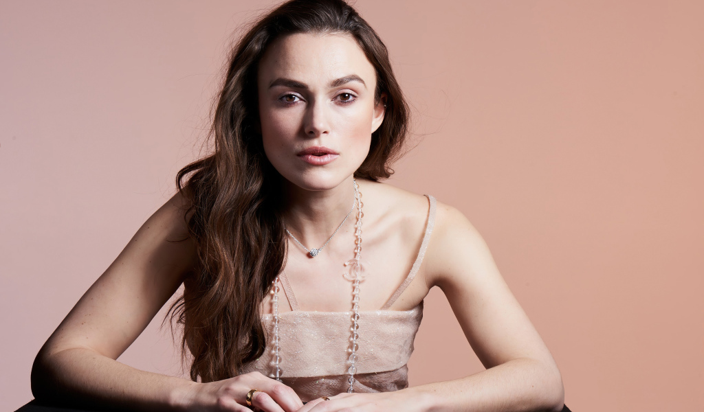 Актриса Кира Найтли на розовом фоне