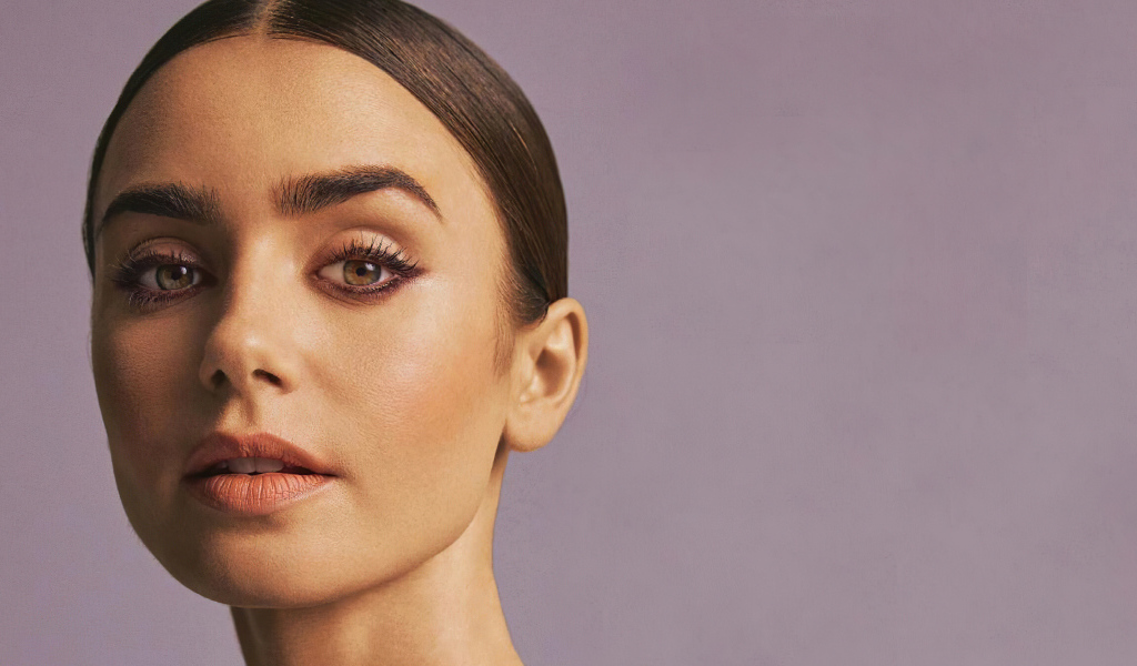 Актриса Лили Коллинз на розовом фоне крупным планом