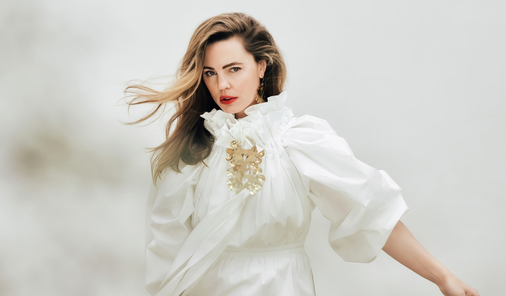 Actress Melissa George in a white dress