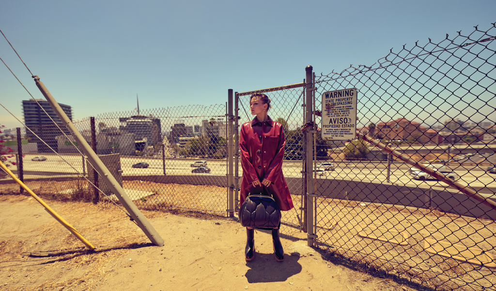 Актриса Оливия Холт в красном пальто