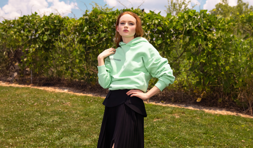 Актриса Сэди Синк в черной юбке