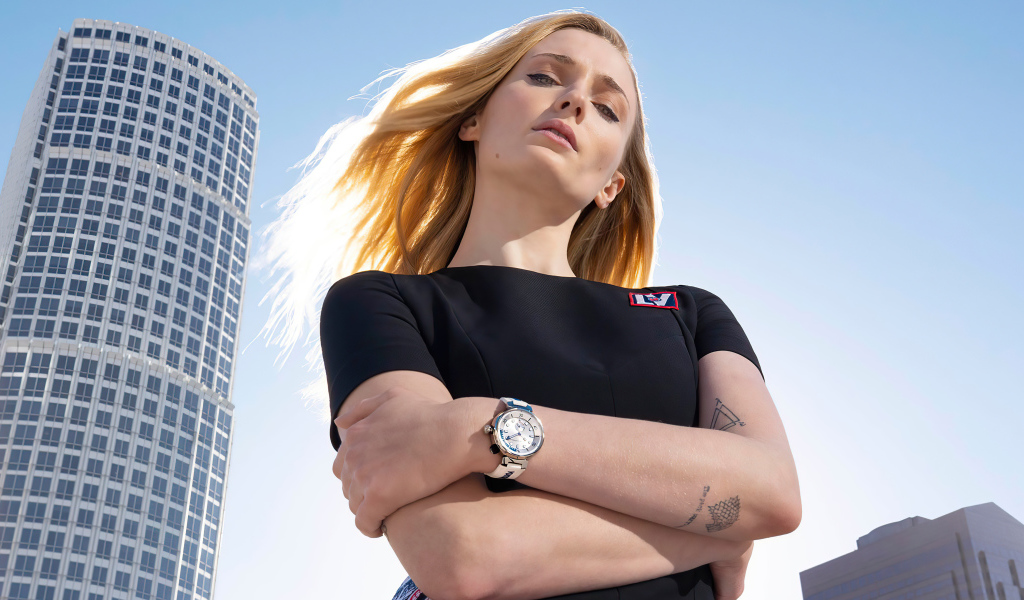 Актриса Софи Тёрнер на фоне небоскреба