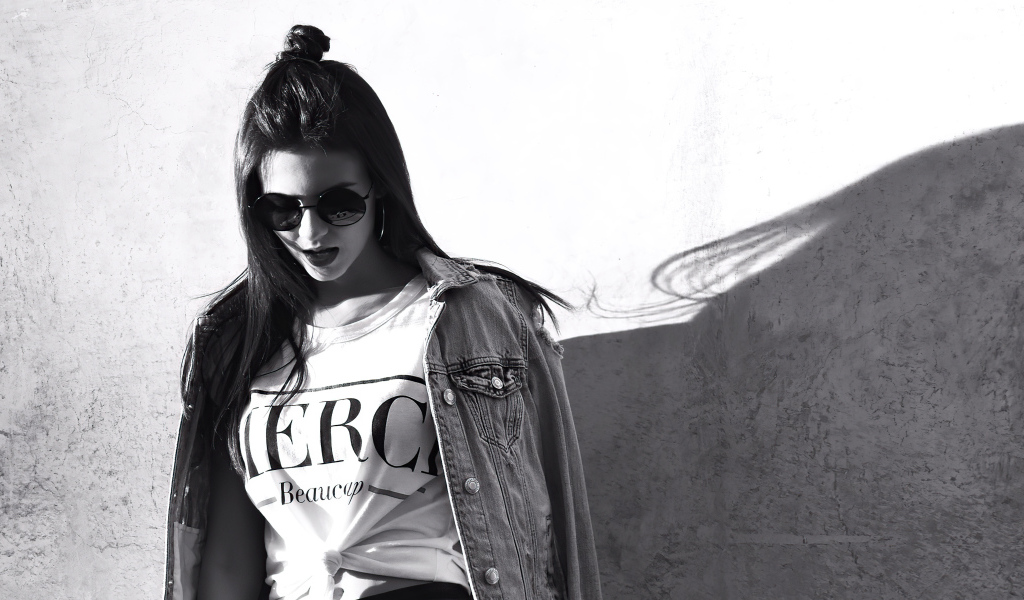 Актриса  Виктория Джастис в очках у стены