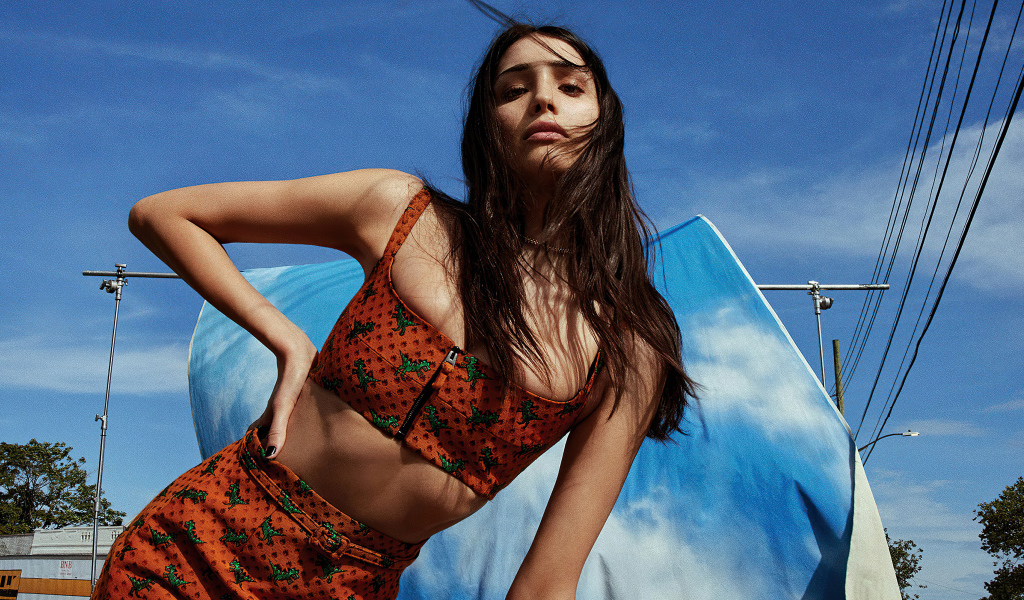 Актриса Цион Морено на фоне неба