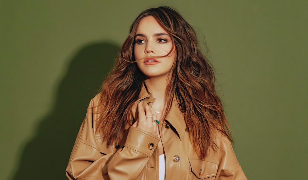 Американская актриса Бэйли Мэдисон в куртке