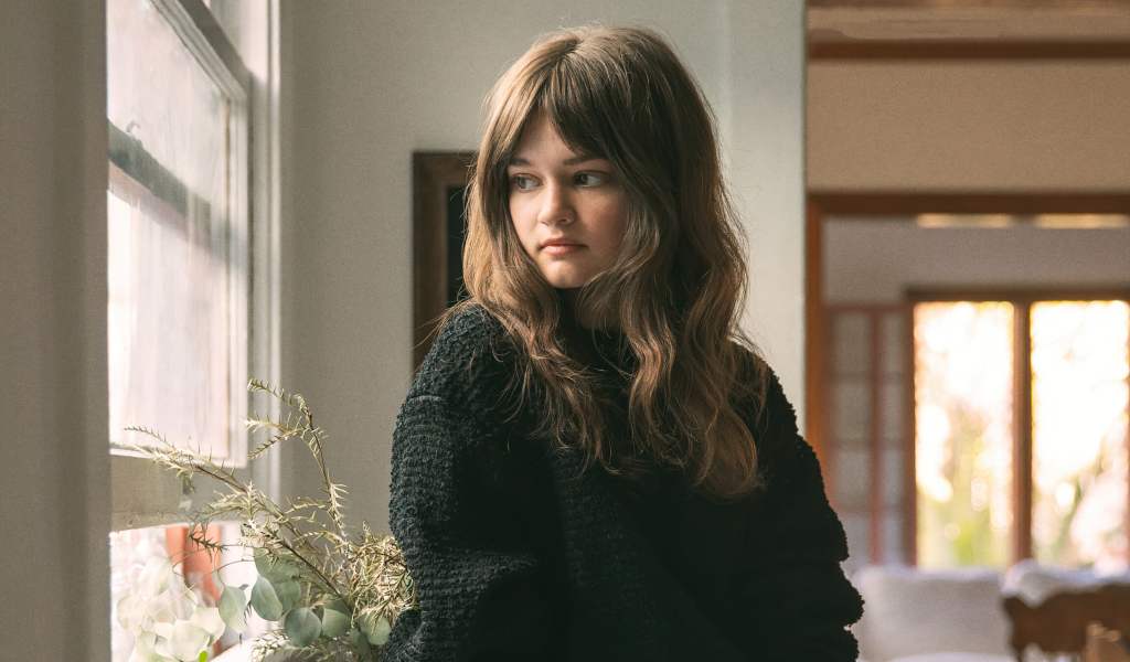 Американская актриса Сиэра Браво в черном свитере