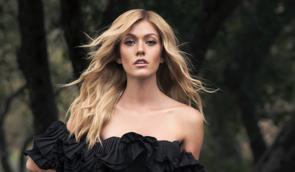 Американская актриса Кэтрин Макнамара в черном платье