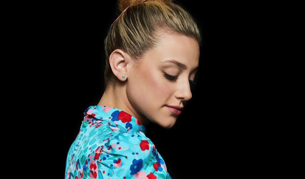 Американская актриса Лили Рейнхарт на черном фоне