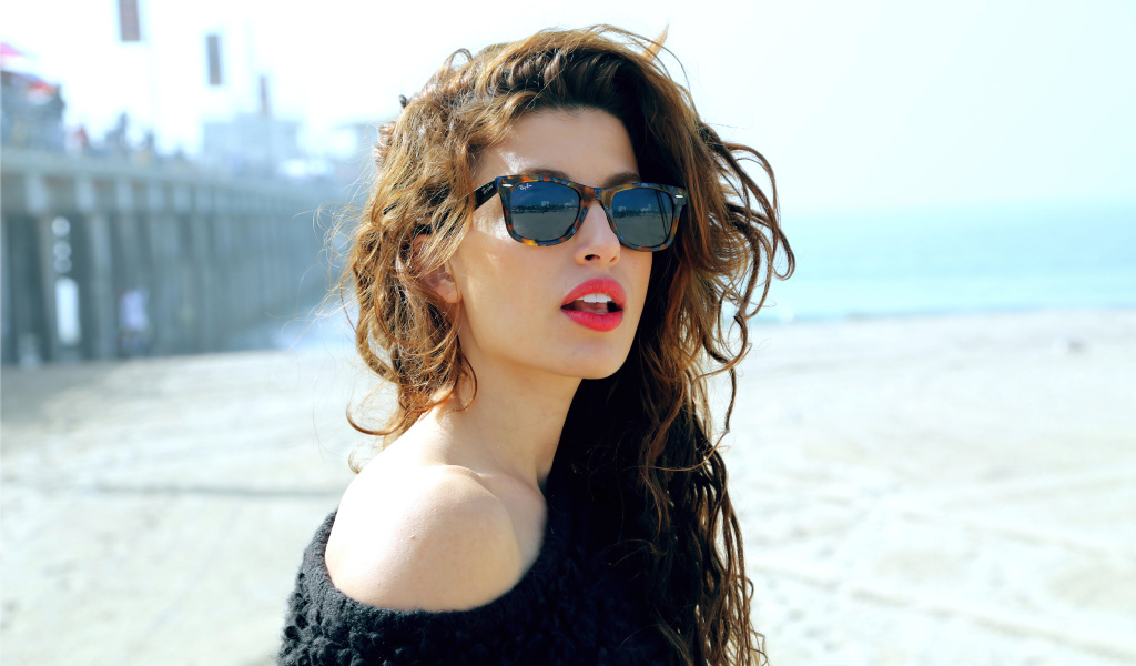 Американская актриса Таня Реймонд в солнечных очках