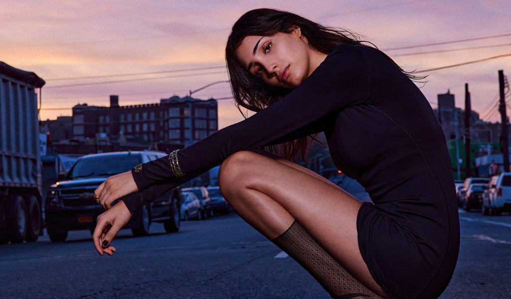 Американская актриса Цион Морено в черном платье