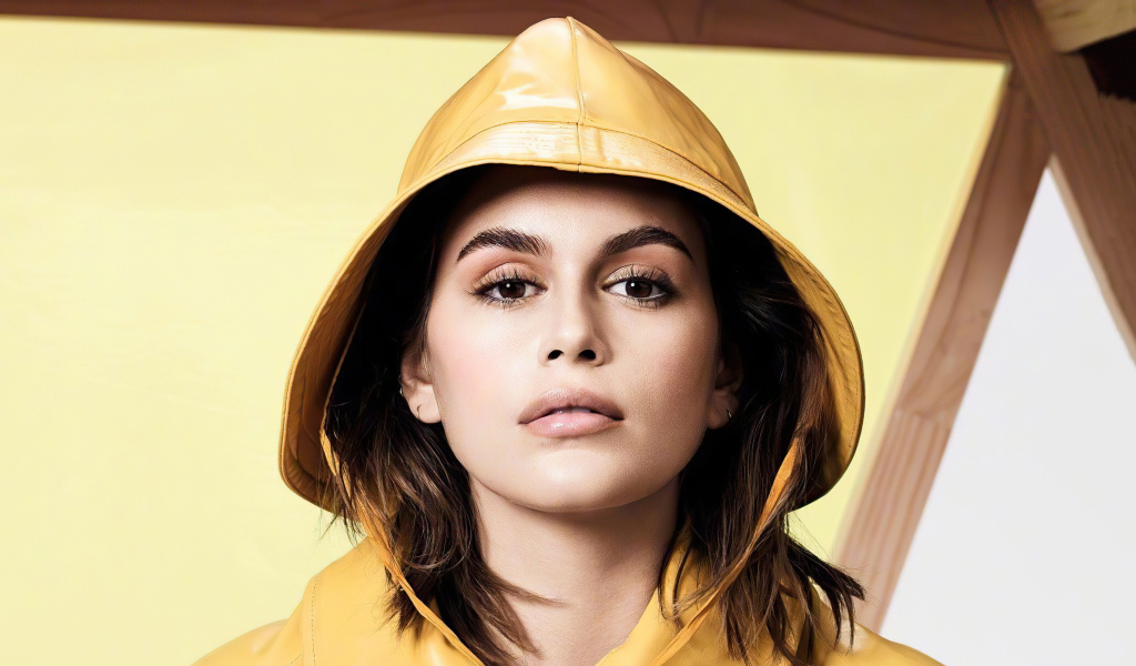 Американская актриса и модель Кайя Гербер в капюшоне