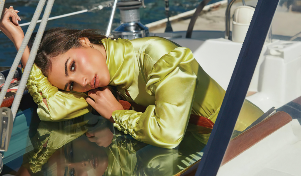 Американская актриса и модель Оливия Калпо на катере