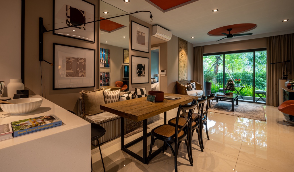 Дубовый стол стоит в просторной гостиной 