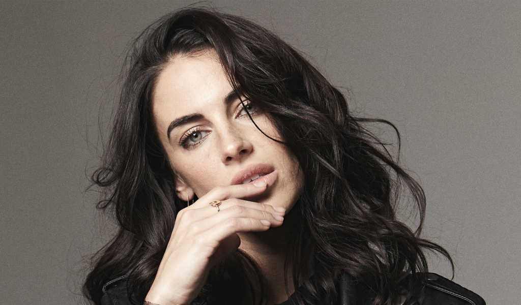 Красивая канадская актриса Джессика Лаундс на сером фоне