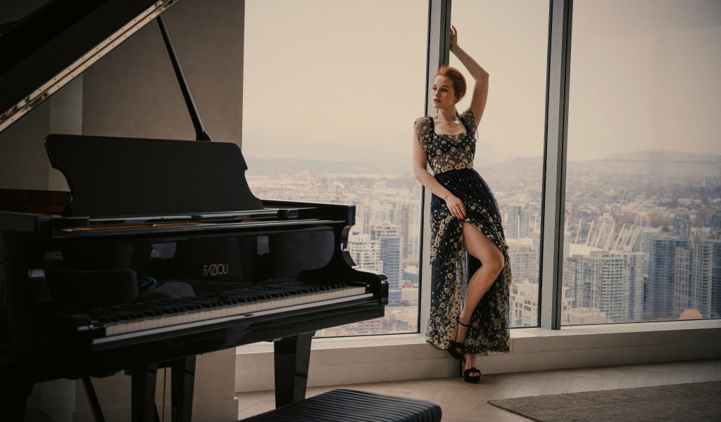 Красивая актриса Мэделин Петш в платье у окна