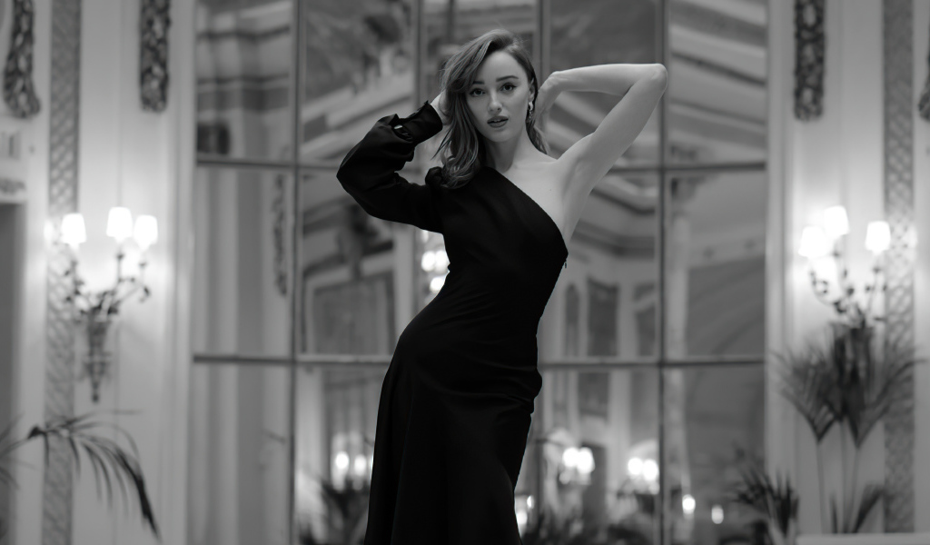 Красивая актриса Фиби Дайневор в черном платье