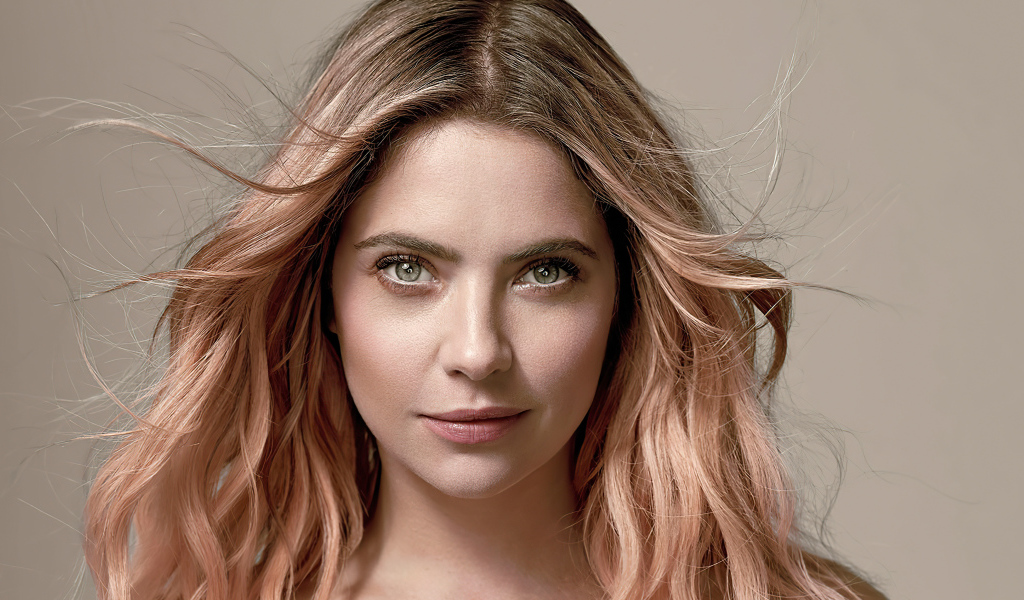 Красивая блондинка актриса Эшли Бенсон