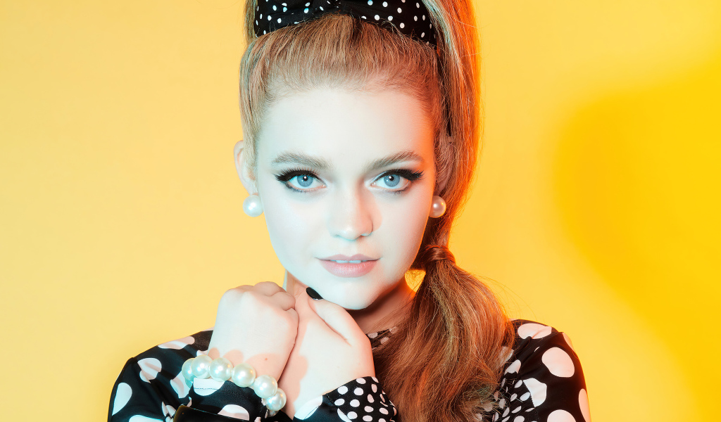 Красивая голубоглазая девушка Джэйд Петтиджон на желтом фоне