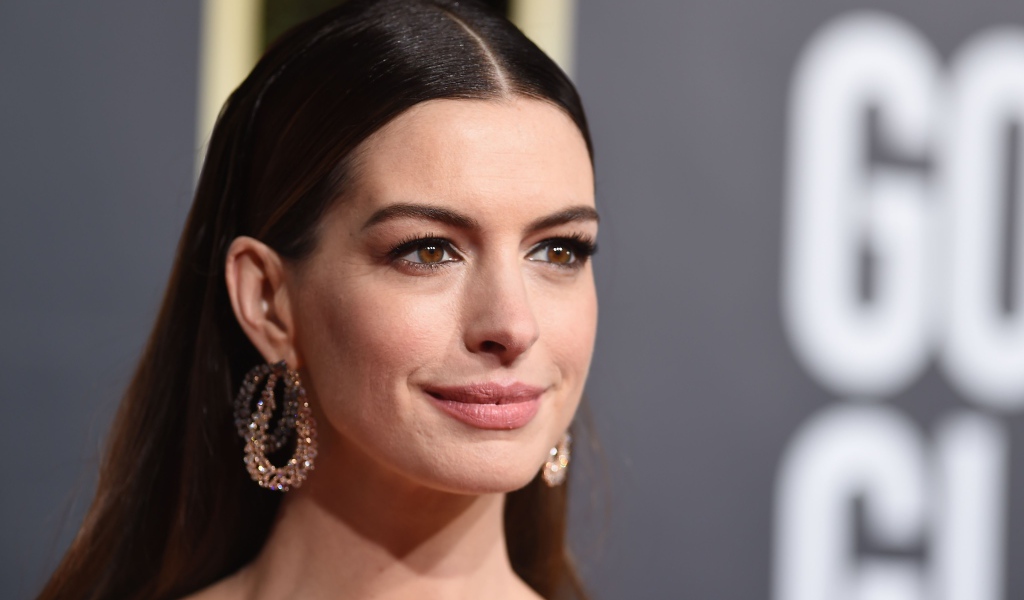 Красивая кареглазая актриса Энн Хэтэуэй