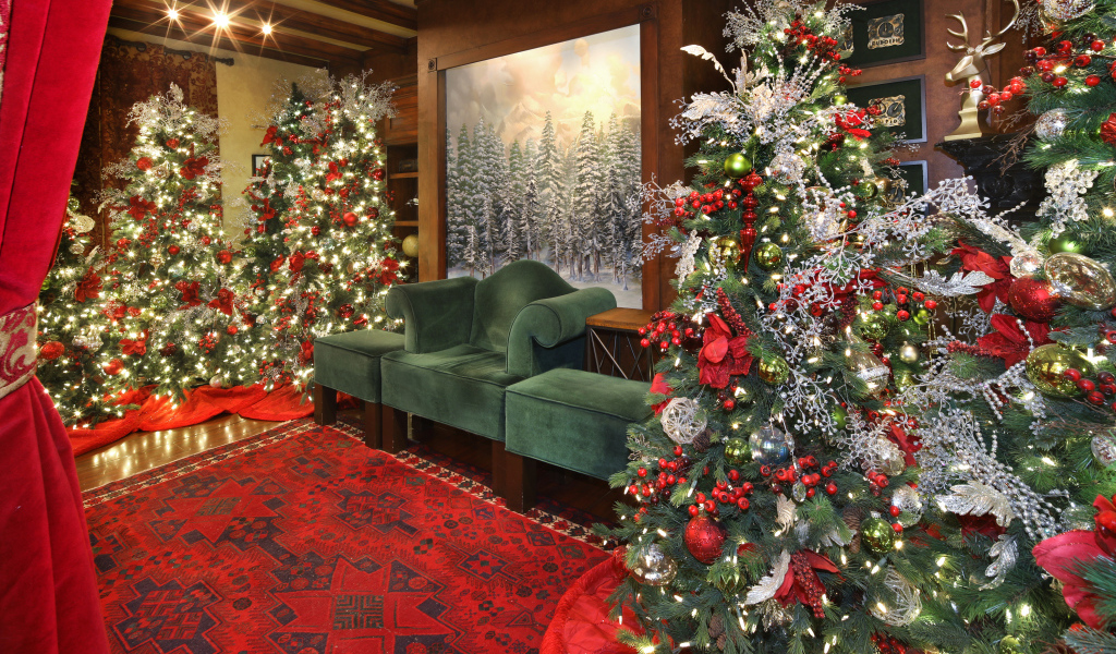 Красивая украшенная декором к рождеству комната 