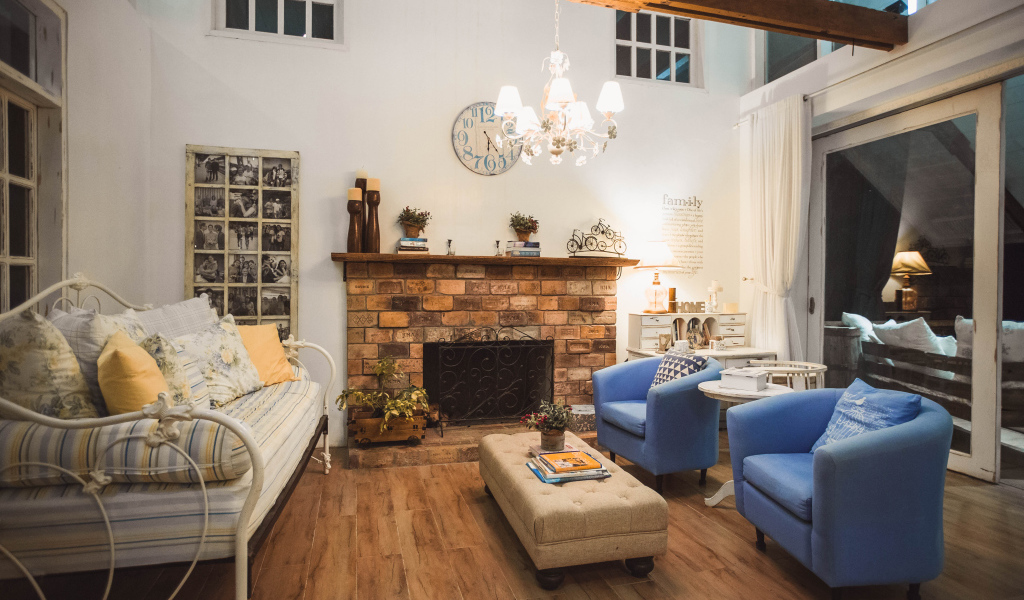 Красивая мебель в комнате с камином и балконом 