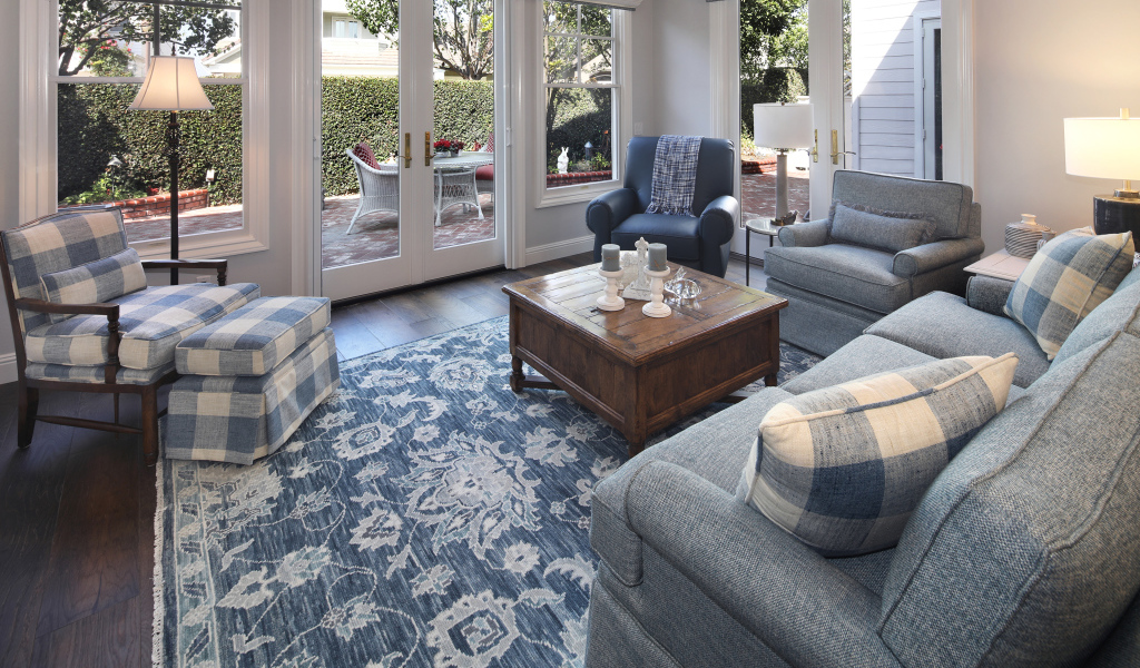 Красивая мебель в гостиной комнате в доме