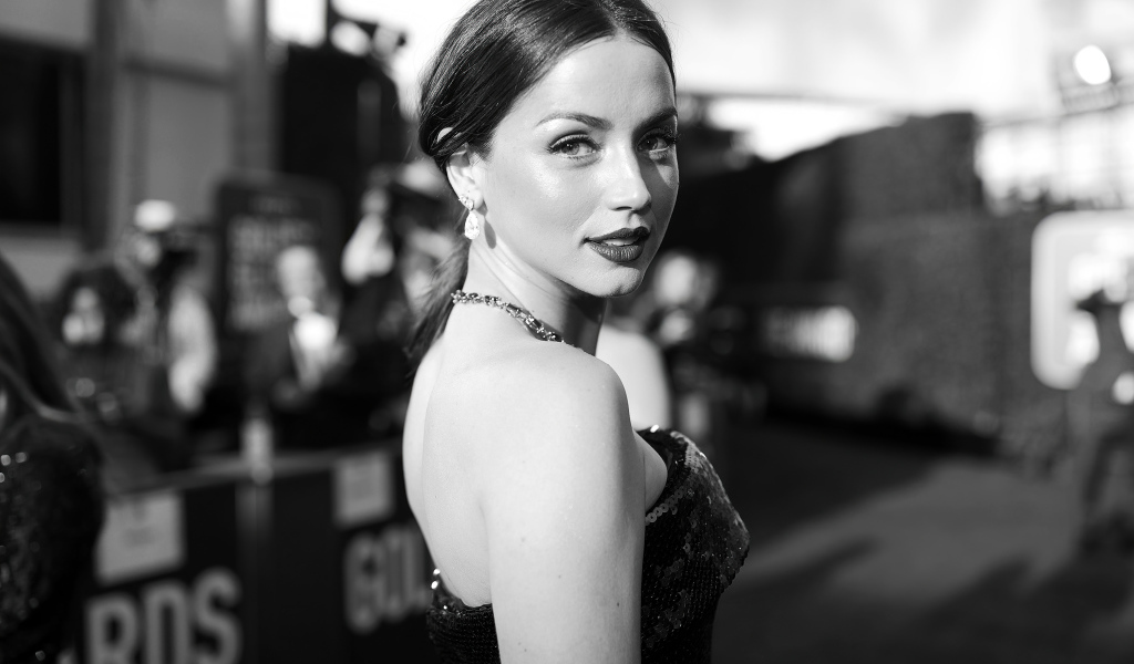 Красивая девушка, актриса Ана де Армас в черном платье