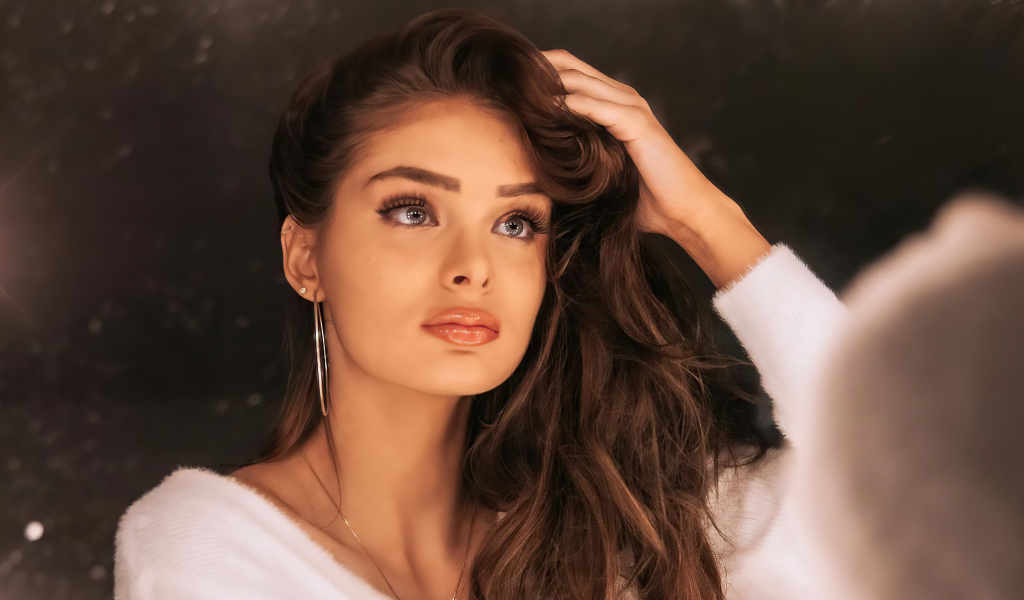 Красивая девушка актриса Брайтон Шарбино