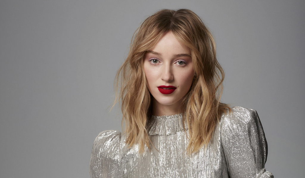 Красивая девушка актриса Фиби Дайневор на сером фоне в блестящем платье