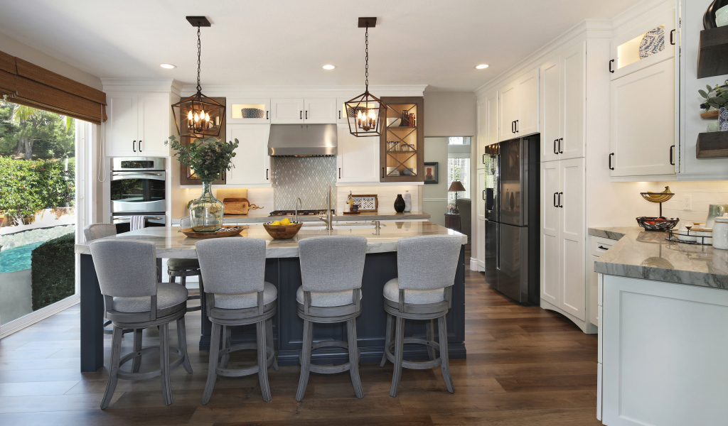 Красивая кухня с белой мебелью у окна