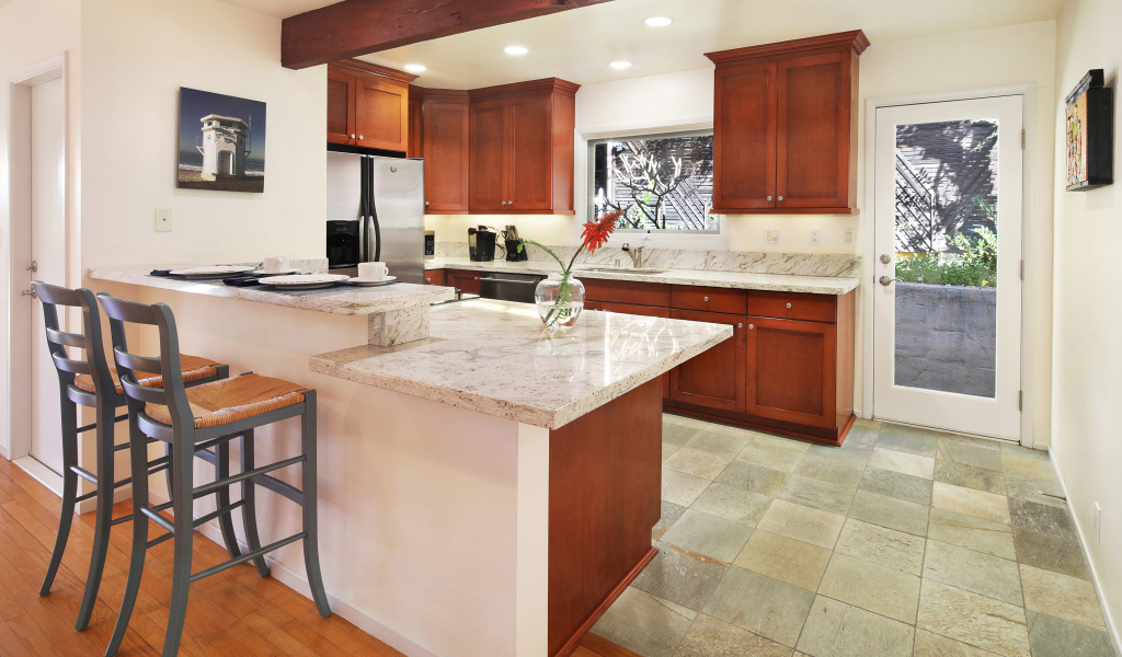 Красивая большая кухня с деревянной мебелью