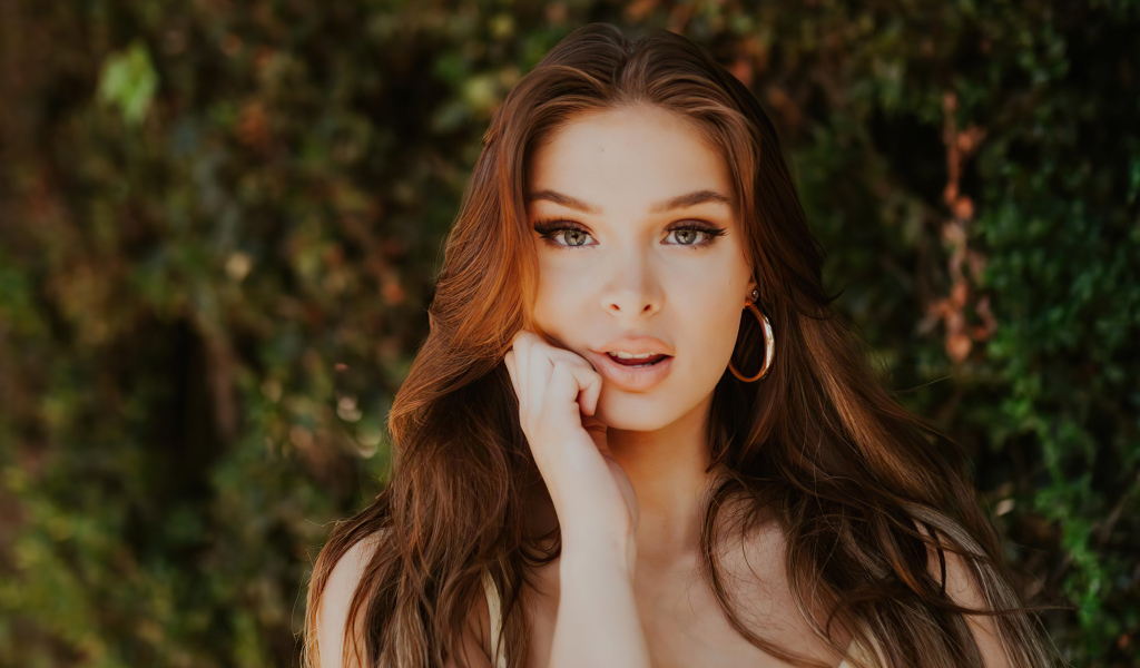 Красивая длинноволосая девушка актриса Брайтон Шарбино